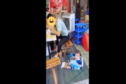 Clip hài hước - Chỗ ngồi “VIP” của bọn trẻ khi đi ăn cùng gia đình