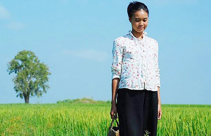 Thời điểm mới vào nghề, cô chuyên vào vai gái quê trên màn ảnh, thường xuyên xuất hiện với vẻ ngoài gầy gò, làn da đen rám nắng. Ảnh: Ninh Dương Lan Ngọc trong dự án điện ảnh "Cánh đồng bất tận" (2010).&nbsp;
