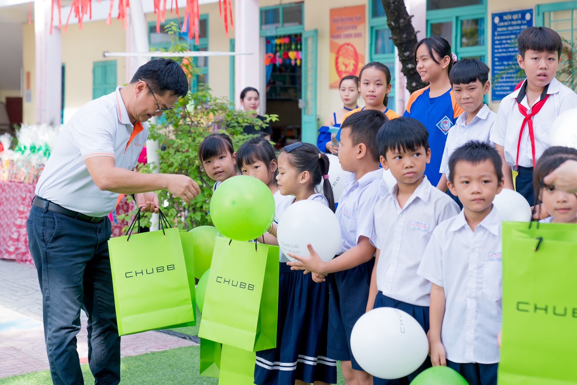 Ông Nguyễn Võ Thiện Nhân - Phó Tổng Giám Đốc, Điều Hành Phát Triển Kênh phân phối qua đối tác toàn quốc trao quà tặng cho các em