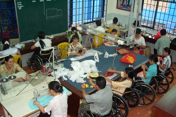 Viên chức hỗ trợ giáo dục người khuyết tật trong các cơ sở công lập được tăng lương từ tháng 12/2023. Ảnh minh họa NLĐ