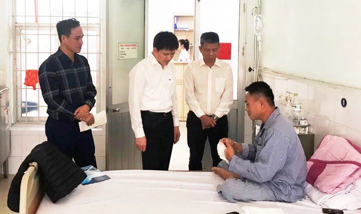 Lực lượng chức năng đến thăm hỏi anh Nguyễn Bá Dũng