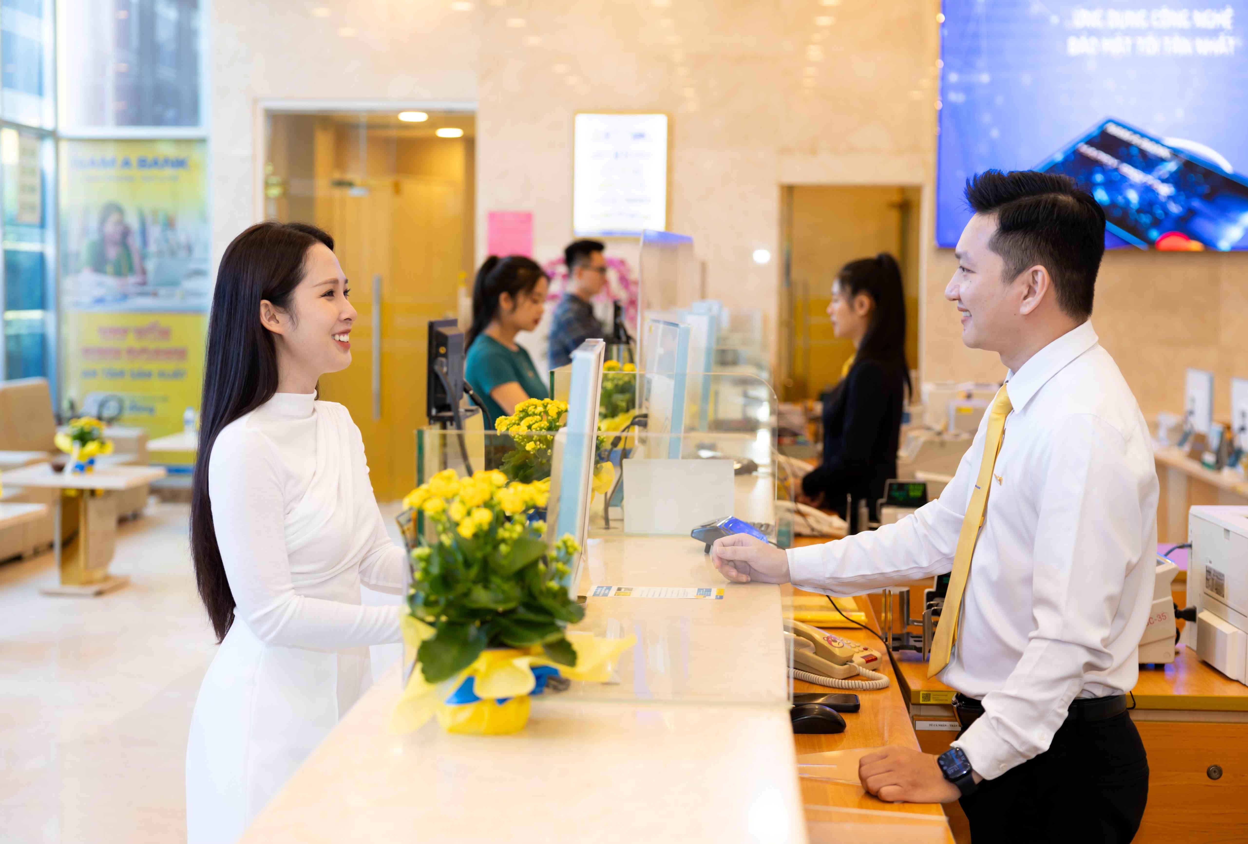 KH có cơ hội trúng thưởng 3 sổ tiết kiệm hơn 900 triệu đồng.