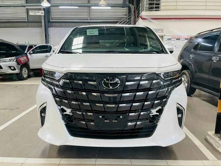 Toyota Alphard thế hệ mới có mặt tại đại lý - 1