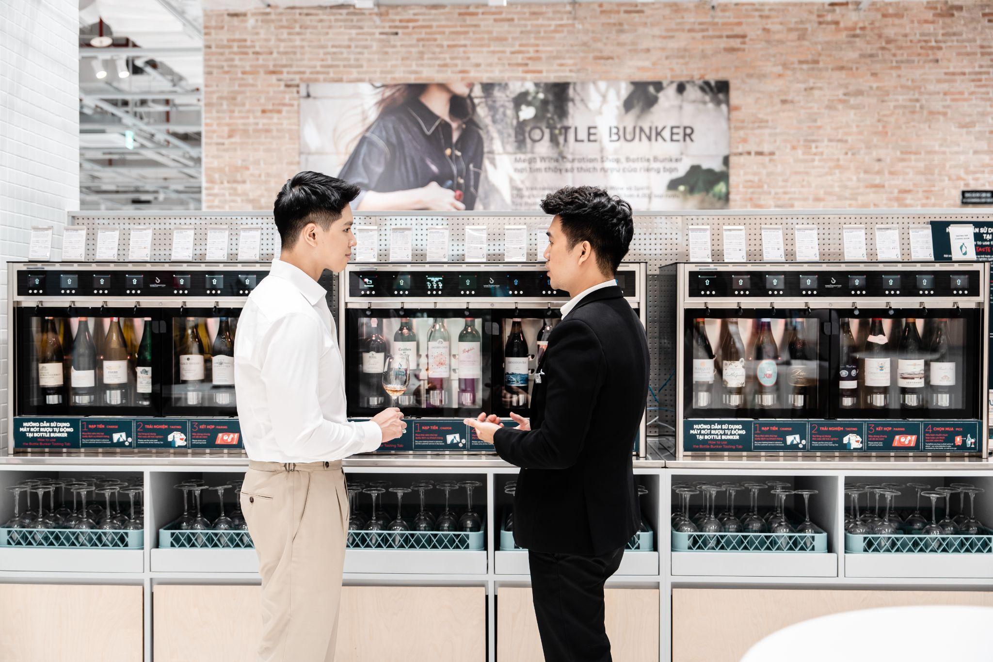 Dễ dàng lựa chọn vị vang yêu thích tại quầy Tasting Tap với 24 loại vang khác nhau được thay đổi liên tục theo tháng.