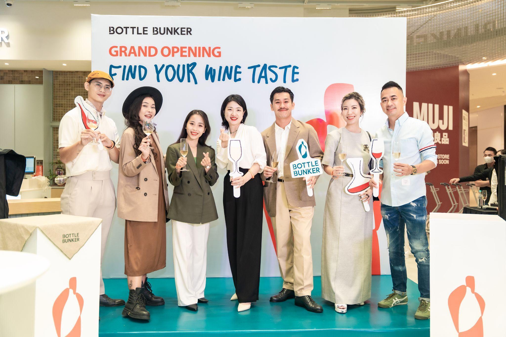 Các khách mời đã có mặt tại cửa hàng Bottle Bunker để nâng ly chúc mừng khai trương