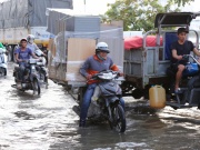 Tin tức trong ngày - Người dân TP.HCM quay cuồng trên “phố sông” trong ngày triều cường