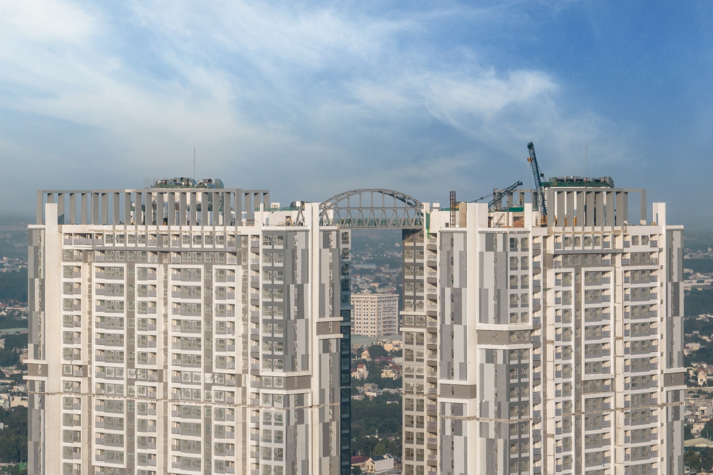 Hình ảnh thực tế tại dự án – cầu kính trên không đang đi vào giai đoạn hoàn thiện những bước cuối cùng.