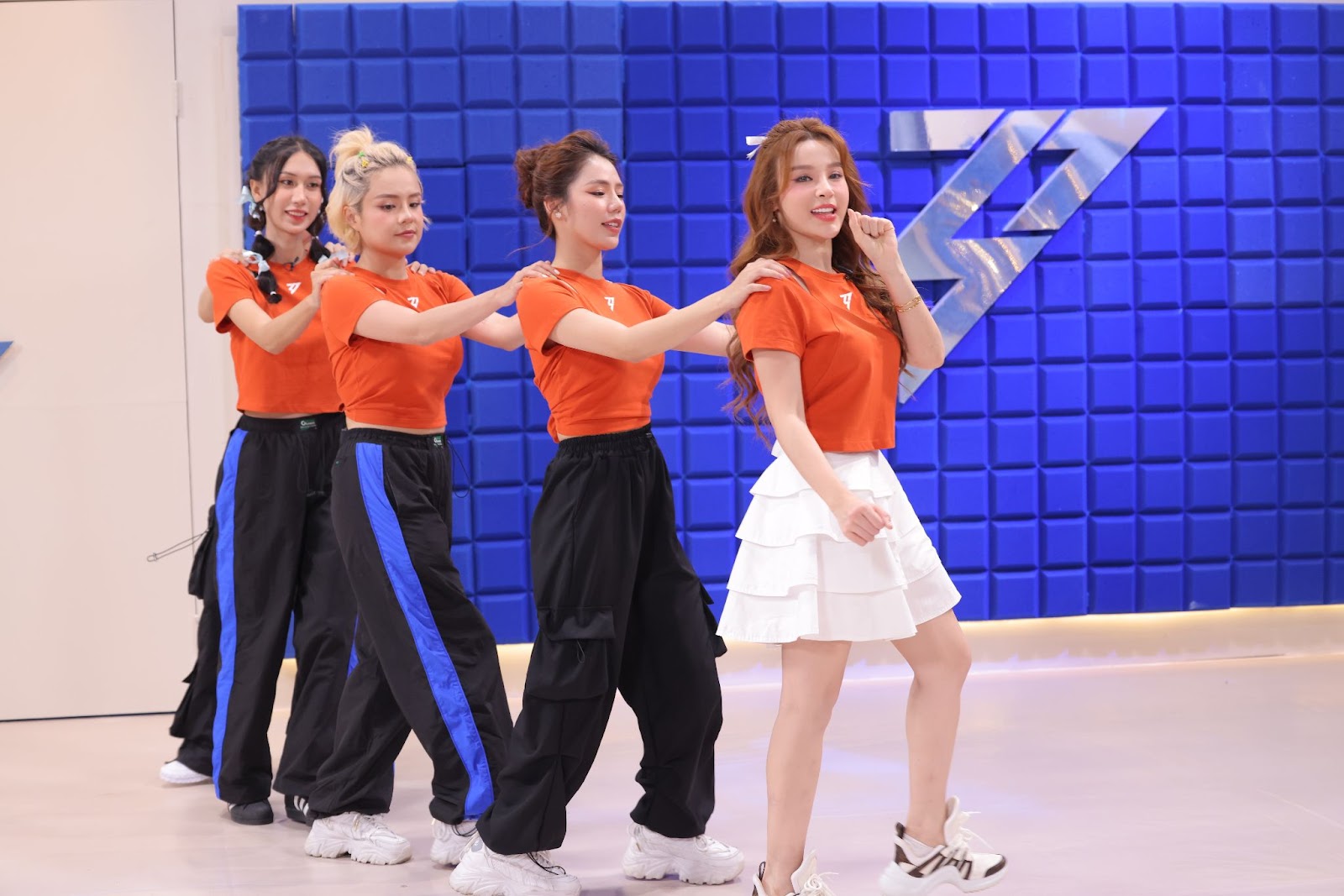 “Huyền rất nghiêm túc tham dự Chị Đẹp Đạp Gió Rẽ Sóng 2023, đây không hề là 1 cuộc dạo chơi của Huyền đối với nghệ thuật. Vì thật sự Huyền đã đầu tư nhiều thời gian, công sức, chuẩn bị kỹ lưỡng cho chương trình. Vì nghiêm túc tham gia, nên Huyền muốn mỗi lần mình xuất hiện trên show phải thật sự ấn tượng. “