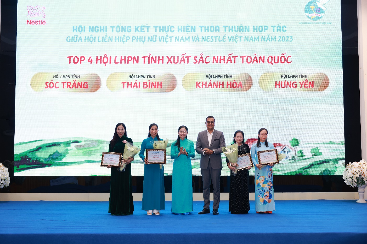 Đại diện Hội LHPN Việt Nam và Nestlé Việt Nam tuyên dương các tập thể, cá nhân có thành tích xuất sắc