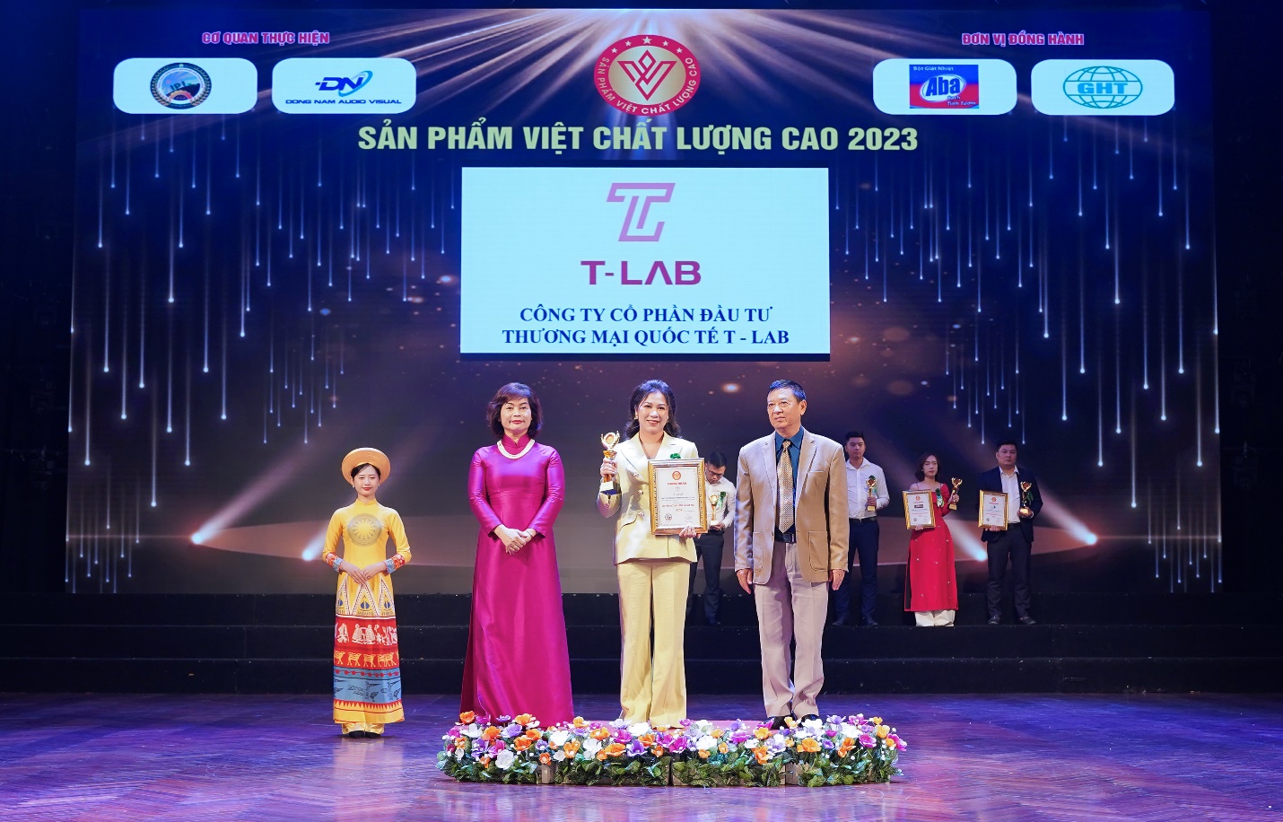 Đại diện cho Dược Mỹ phẩm &amp; TPCN T-LAB – Chủ tịch Hội đồng Quản trị Trịnh Phương Thảo đã vinh dự nhận về giải thưởng vô cùng danh giá này!