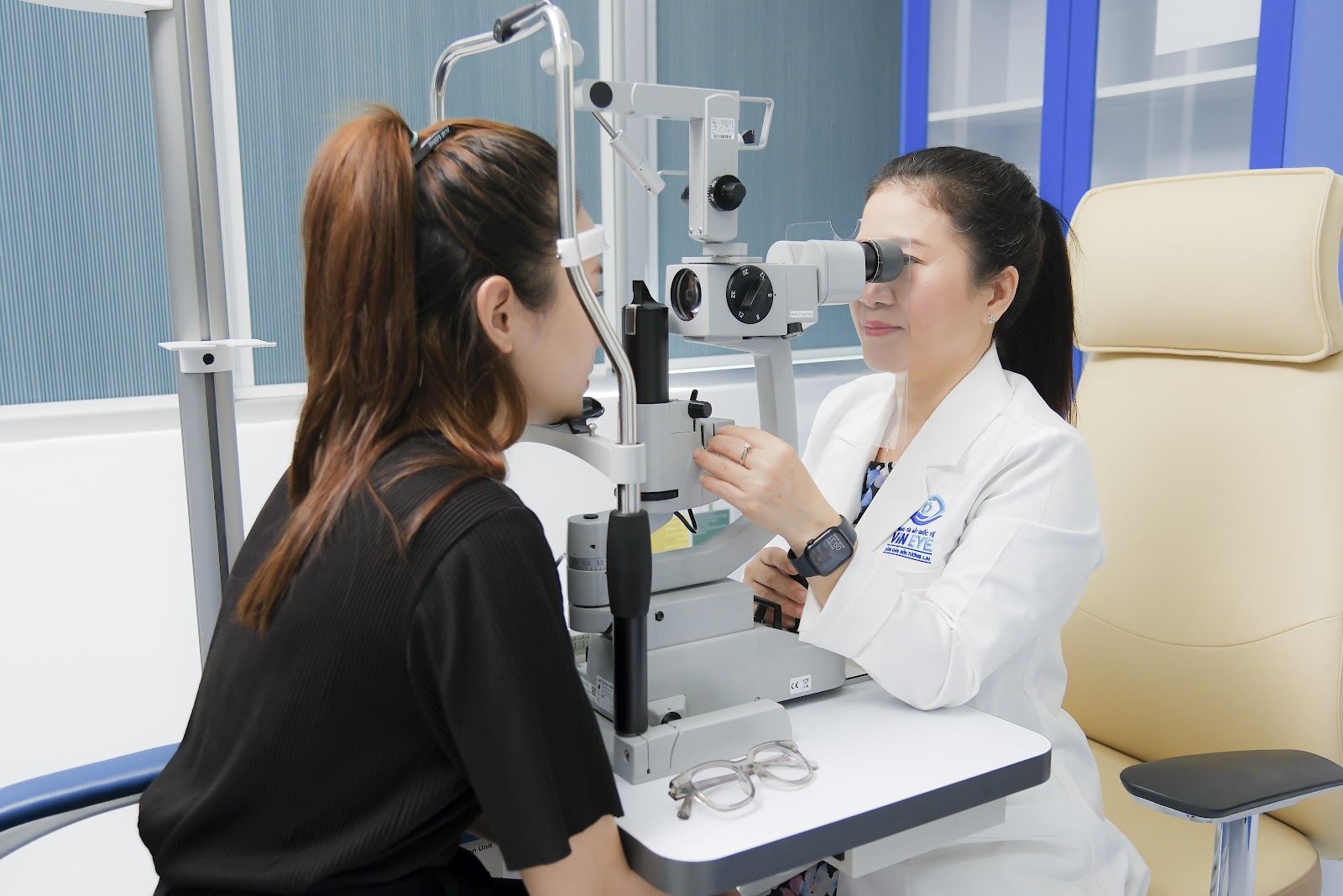 Bác sĩ chuyên khoa thực hiện thăm khám trước khi phẫu thuật