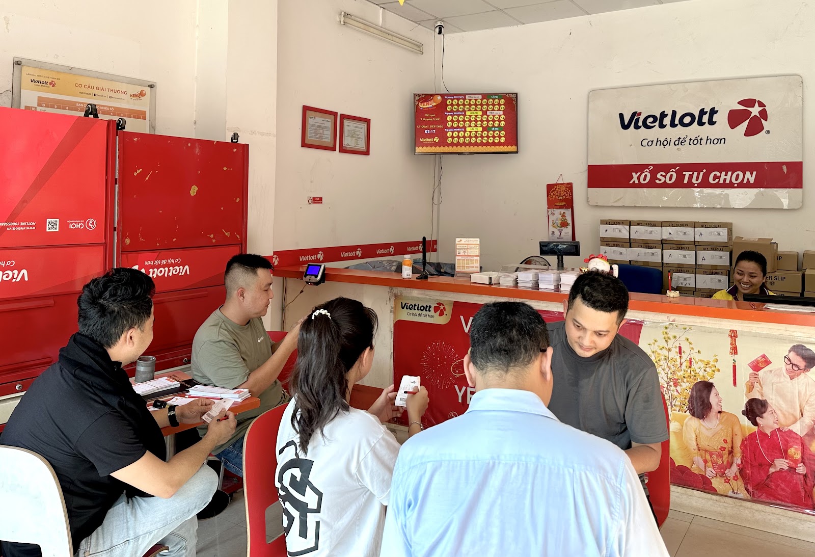 Tại hầu hết các điểm bán Vietlott đều trang bị thêm màn hình hiển thị kết quả để khách tiện theo dõi và chơi Keno. (Nguồn: Vietlott)&nbsp;