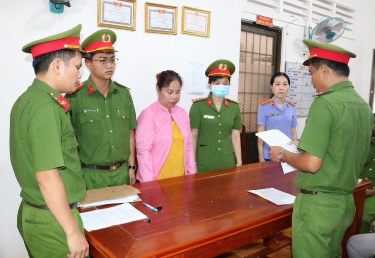 Công an thi hành lệnh bắt tạm giam đối với Nguyễn Thị Đẹp. Ảnh: PH