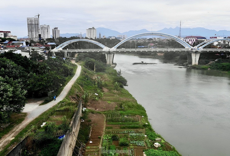 Dự án xây dựng cấp bách hệ thống chống lũ lụt kết hợp hoàn thiện hạ tầng đô thị hai bên bờ sông Cầu (TP. Thái Nguyên) với tổng mức đầu tư hơn 18.221 tỉ đồng. Trong đó, riêng các dự án xây dựng cấp bách hệ thống chống lũ lụt có tổng mức đầu tư hơn 9.800 tỉ đồng. Được khởi công vào cuối năm 2016, nhưng đến năm 2019 dự án đã tạm dừng thi công và cho đến năm 2021, đại dự án BT (hình thức đầu tư đổi đất lấy hạ tầng) hơn 18 nghìn tỉ đồng này đã bị “khai tử”.