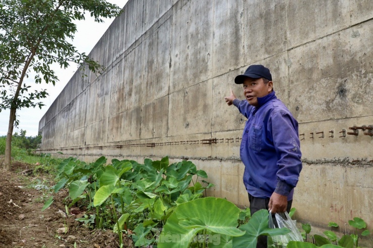 Ông Lê Văn Trần (tổ 2, phường Trưng Vương, TP. Thái Nguyên) chia sẻ, từ khi thi công dự án, cuộc sống của người dân ven sông Cầu bị đảo lộn, cùng với đó là nỗi lo lắng khi mùa lũ về. “Nhiều hộ đã nhận tiền bồi thường giải phóng mặt bằng từ lâu, nhưng dự án bỏ ngang, không thi công nữa làm ảnh hưởng cuộc sống, sinh hoạt của người dân. Nhiều đoạn họ đã phá bỏ đê cũ, trong khi chưa xây xong đê mới. Đối với đê đất sẽ không có khả năng chống chịu khi lũ về. Mong các cấp, lãnh đạo quan tâm, sớm có phương án giải quyết để người dân ổn định cuộc sống”, ông Trần than thở.