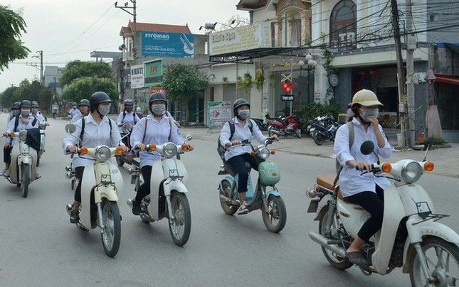Học sinh đi xe máy dưới 50cc và xe điện trên đường. Ảnh: PV