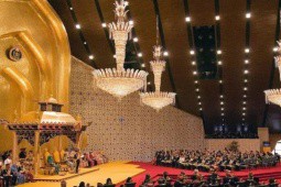 Nước gần Việt Nam có cung điện dát vàng với 1700 phòng lớn nhất thế giới?