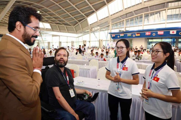 Chị em Đặng Thu Hiền và Đặng Ngọc Phương Trinh gặp gỡ, trò chuyện với tuyển thủ Đức Johannes Mallow - Vô địch Trí Nhớ thế giới 2 lần và Trưởng ban tổ chức cuộc thi Siêu trí nhớ thế giới 2023 (người đứng).