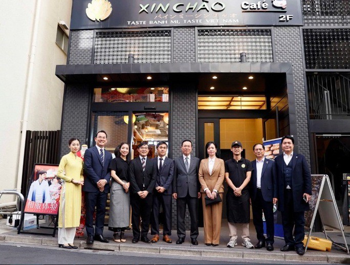 Chủ tịch nước Võ Văn Thưởng và Phu nhân tại nhà hàng bánh mì Xin chào ở Thủ đô Tokyo. Ảnh: TTXVN