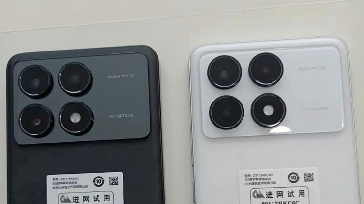 Redmi K70 Pro với camera tele 2x (trái)&nbsp;và K70 với camera AI (phải).