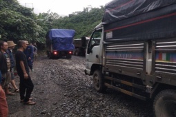 Tin tức trong ngày - Đường tan nát, liên tục kẹt xe trên Quốc lộ 14D ở Quảng Nam