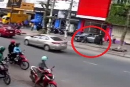 Tin tức trong ngày - Clip: Ô tô chạy “bất ổn” phi thẳng vào cột điện, người dân vội cứu tài xế