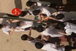 Tin tức trong ngày - Nam sinh bị nhóm bạn bế lên rồi thúc người vào cột sắt, hiệu trưởng nói gì?