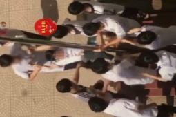 Tin tức trong ngày - Tin tức 24h qua: Kỷ luật nhóm học sinh bế bạn thúc vào cột sắt ở sân trường