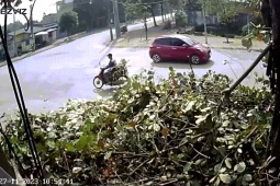 Xe máy - Xe đạp - Clip: Xe máy bị "hạ gục" khi ô tô rơi lốp lao như tên bắn