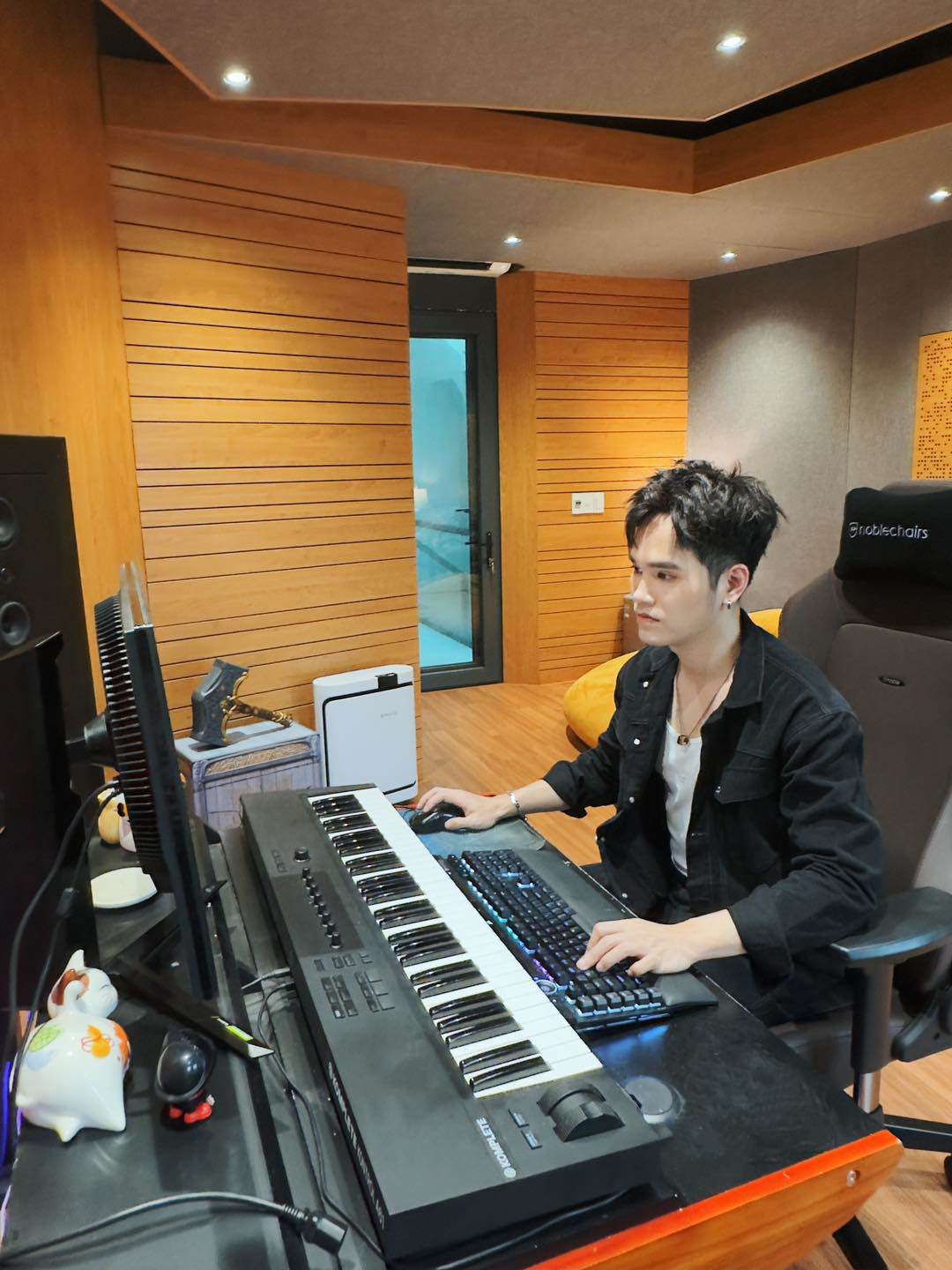 Khắc Hưng tự làm mọi khâu trong việc sản xuất âm nhạc ở album đầu tay.