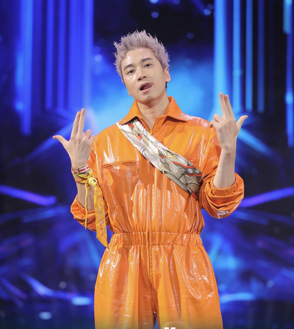 Karik cũng đối diện với nhiều vấn đề về tâm lý.