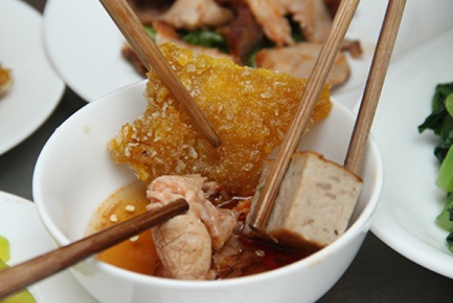 Thói quen ăn uống chung với người mắc bệnh dạ dày có bị lây vi khuẩn...