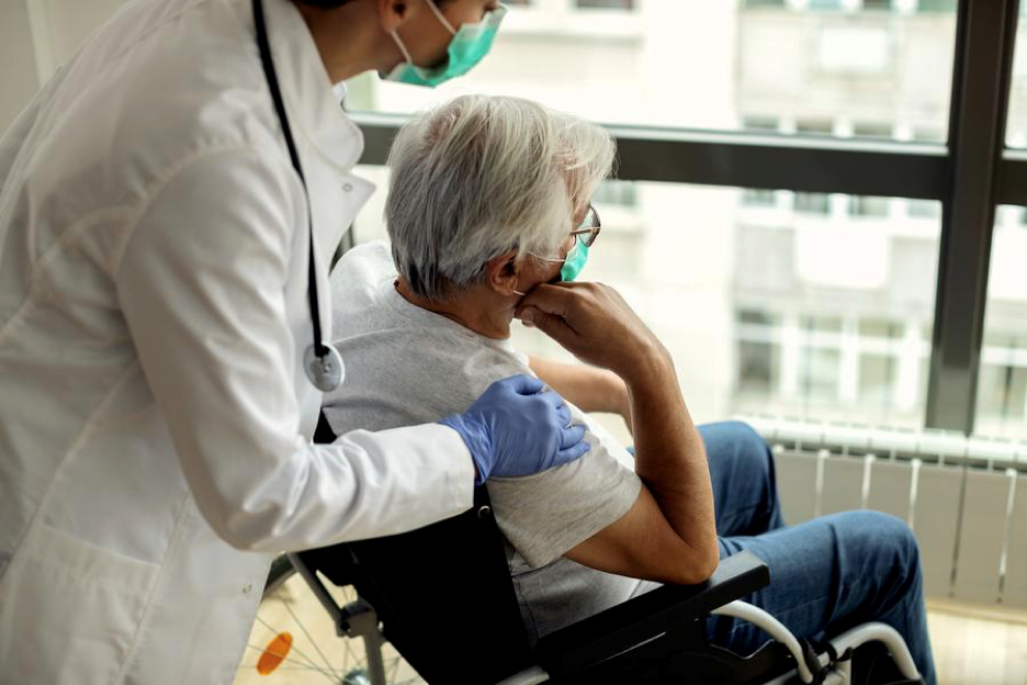 Không khí se lạnh là thời điểm bệnh viêm phổi trở nặng ở người cao tuổi (Ảnh minh họa)