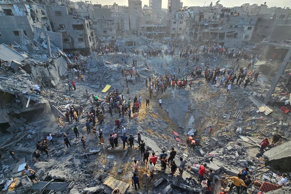 Trại tị nạn Jabalia lớn nhất ở Gaza bị Israel không kích. Ảnh: Reuters