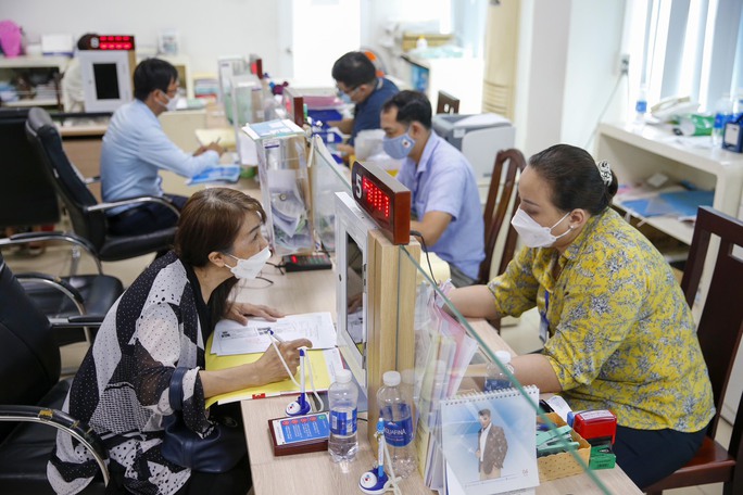 Cán bộ, công chức TP HCM giải quyết thủ tục hành chính cho người dân; Ảnh: Hoàng Triều