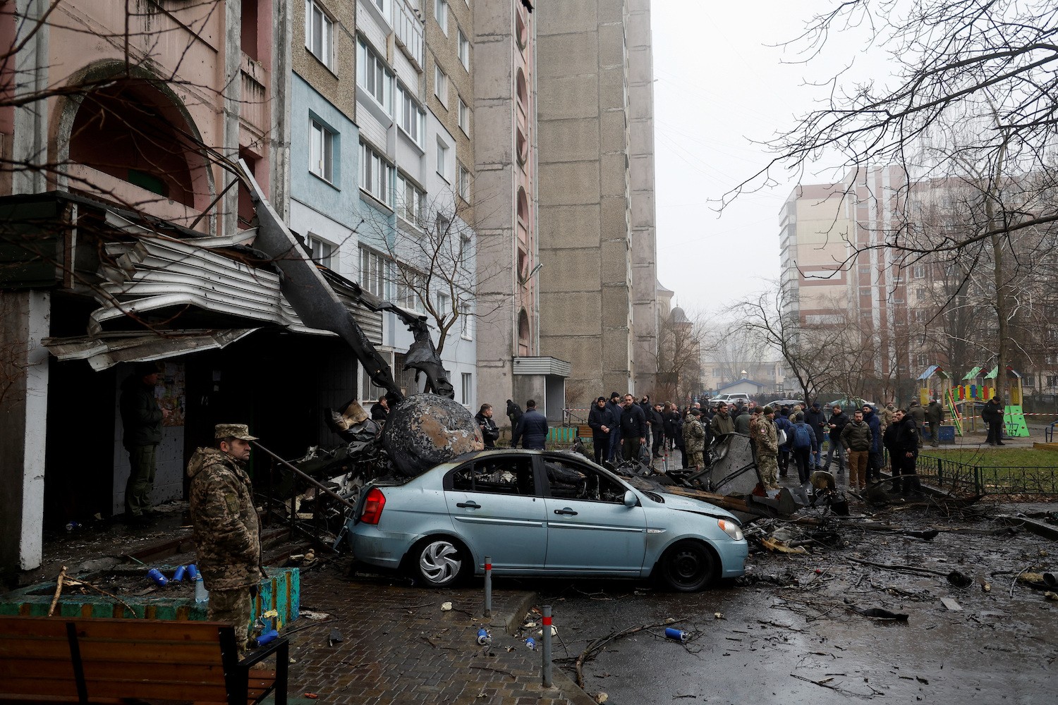 Hiện trường vụ rơi trực thăng ở thị trấn Brovary, vùng ngoại ô Kiev vào ngày 18/1/2023.