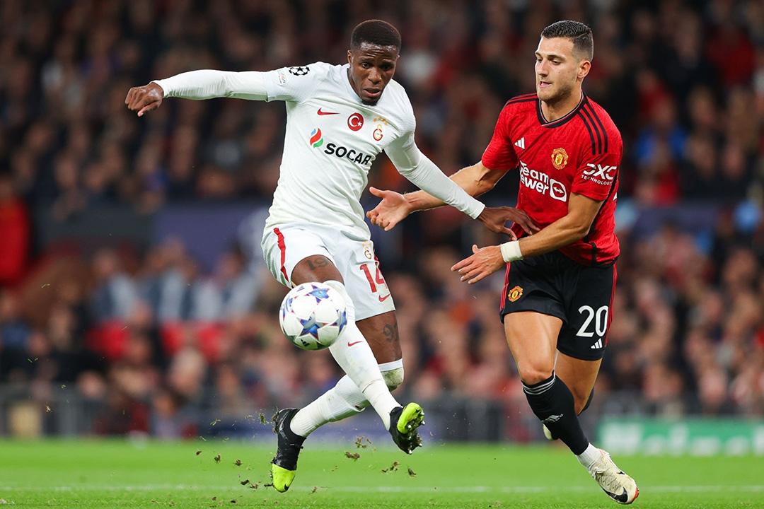 Zaha (áo trắng) ghi bàn vào lưới Manchester United ở lượt đi. (Ảnh: James Gill/Getty)