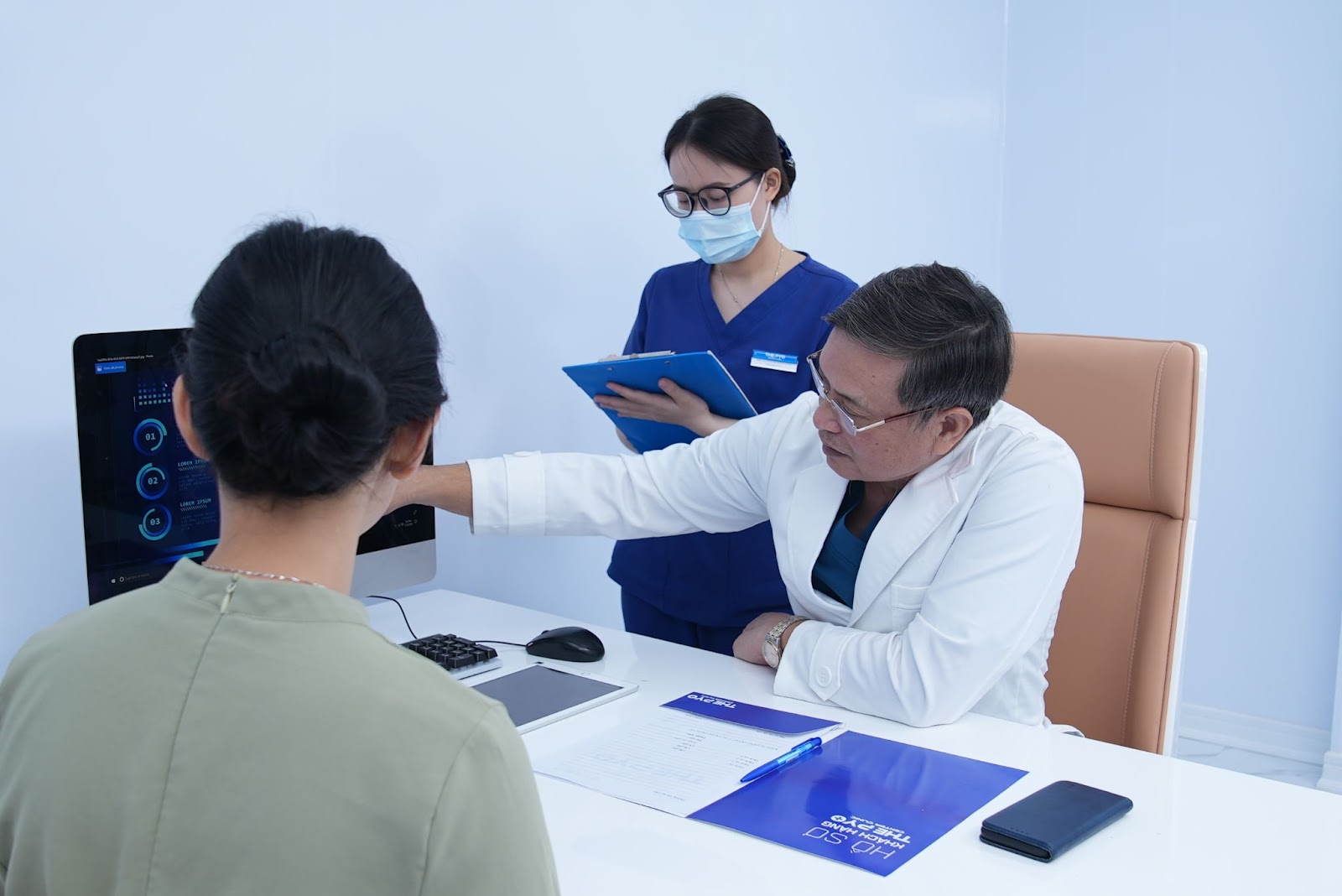 TS.BS Vũ Trọng Tiến trực tiếp lên phác đồ tân trang cho chị em