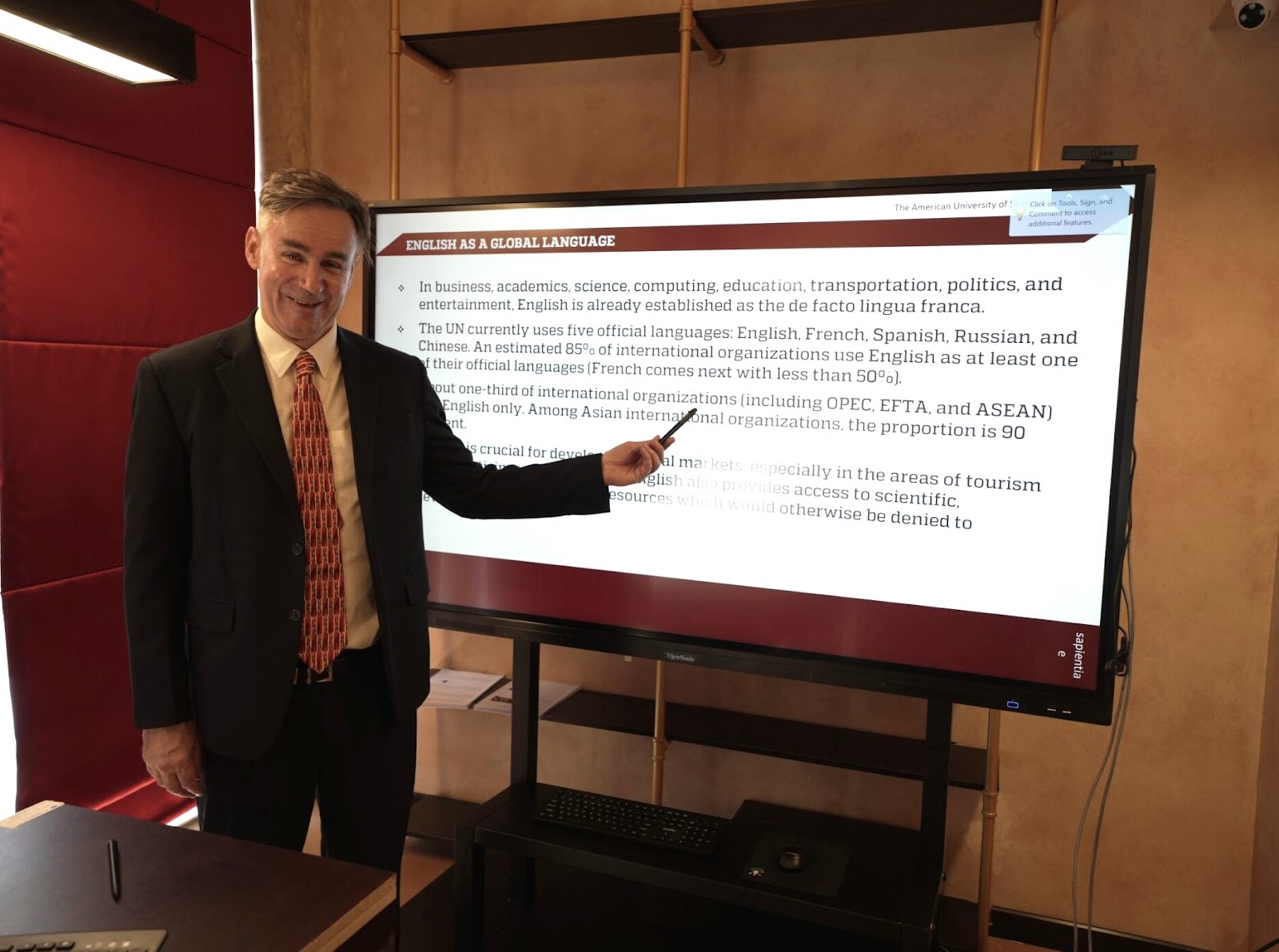 Thầy Michael Knight - Chủ Nhiệm Trường Ngôn Ngữ Học tại AUS với hơn 30 năm kinh nghiệm giảng dạy ngôn ngữ Anh tại nhiều quốc gia. Thầy cũng là một trong những giảng viên phụ trách giảng dạy chương trình MSEd TESOL &amp; Applied Linguistics tại AUS. (Nguồn ảnh: AUS)