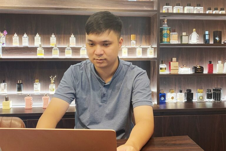 Founder Trần Việt Phương tinh chọn những chai nước hoa hàng đầu từ các thương hiệu nổi tiếng trên thế giới