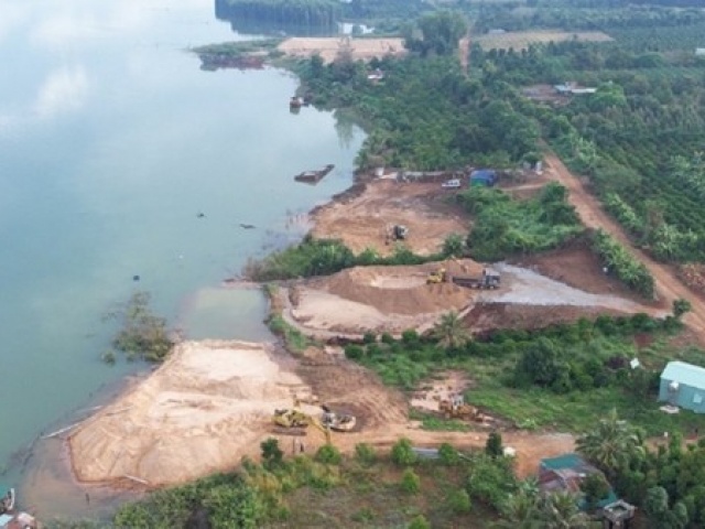 Tin tức trong ngày - Ai chịu trách nhiệm trong vụ “núi cát khổng lồ” ở lòng hồ thủy điện Ia Ly?