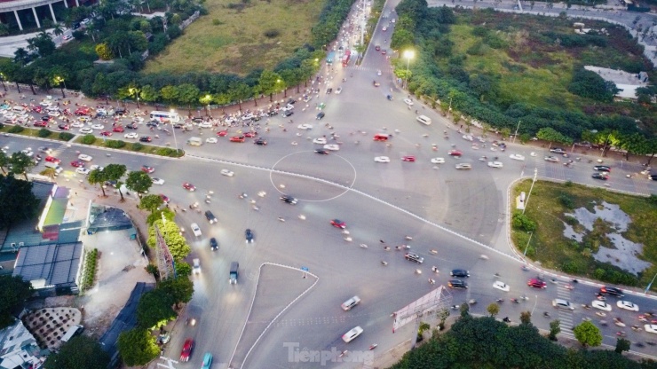 Nút giao không đèn đỏ đầu tiên ở Thủ đô hoạt động ra sao sau 1 năm thí điểm? - 5