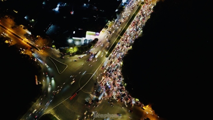 Nút giao không đèn đỏ đầu tiên ở Thủ đô hoạt động ra sao sau 1 năm thí điểm? - 9