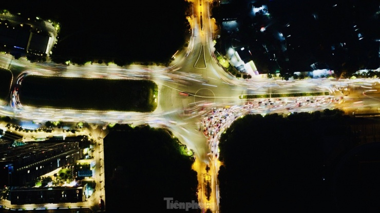 Vào khung giờ cao điểm, lượng phương tiện lưu thông lớn nhưng vẫn có thể di chuyển với tốc độ chậm.