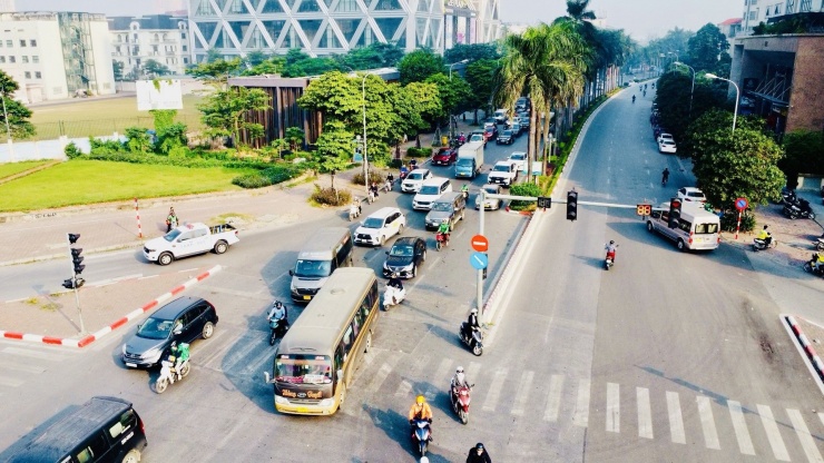 Cách đó không xa, tại ngã tư Hàm Nghi - Lê Đức Thọ, vào giờ cao điểm xung đột giao thông thường xuyên diễn ra, các phương tiện phải dừng chờ 2 thậm chí 3 nhịp đèn đỏ mới có thể đi qua.