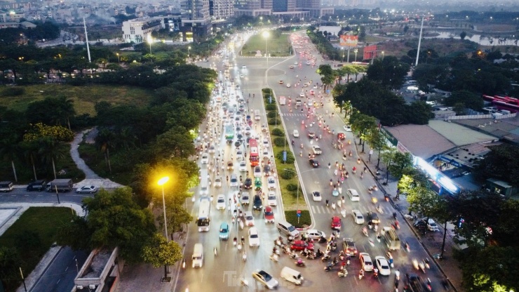 Thời gian đầu vì chưa quen với việc phân luồng khiến việc đi lại của người tham gia giao thông có khó khăn, phải di chuyển thêm 1 đoạn để vòng qua điểm ngã tư này, thậm chí nhiều người dân còn hoài nghi về hiệu quả của giải pháp này.