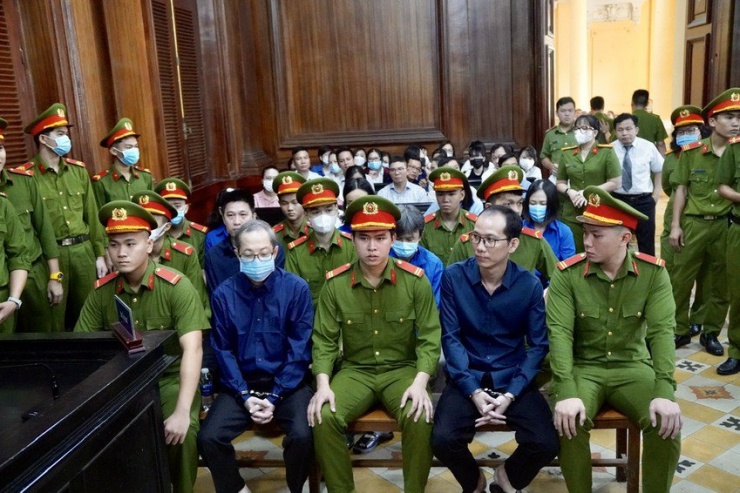 Các bị cáo trong vụ án xảy ra tại BV Thủ Đức tại phiên tòa. Ảnh: TRẦN LINH