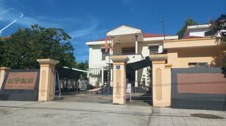 Trụ sở Ban Tiếp công dân có đặt bảng cấm. Ảnh: LA