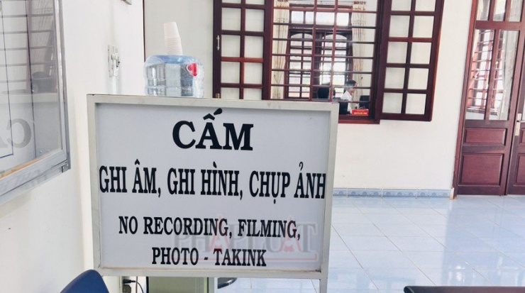 Tấm bảng cấm rất to đặt ngay trước mặt dãy bàn người dân ngồi chờ, gây phản cảm không thân thiện với người dân. Ảnh: LA