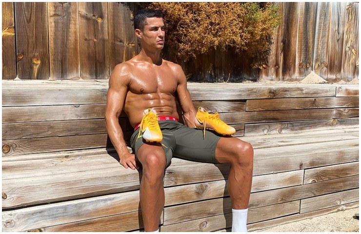 Cristiano Ronaldo là một trong những ngôi sao bóng đá có body cực phẩm chuẩn 6 múi. 
